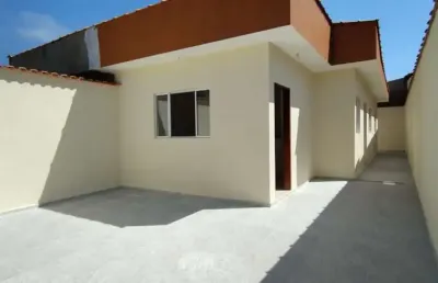 Casa com 2 quartos e espaço para piscina em itanhaém.
