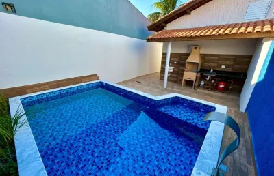 Casa na praia com piscina, 2 quartos e churrasqueira em itanhaém.