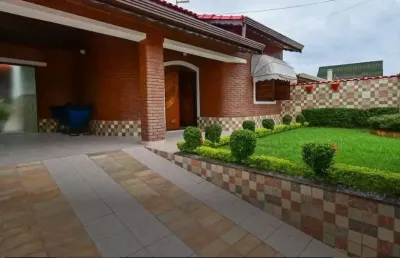 Casa com 3 quartos e área gourmet com churrasqueira em peruíbe.