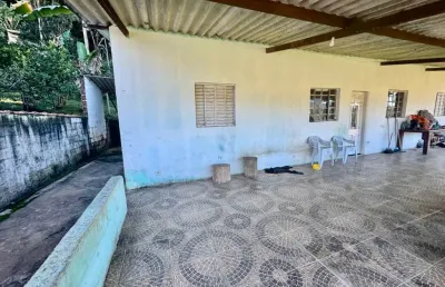 Chácara com espaço para piscina e jardim em peruíbe.