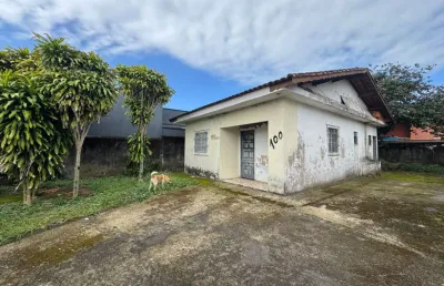Casa com 3 quartos, espaço para piscina e jardim em itanhaém.
