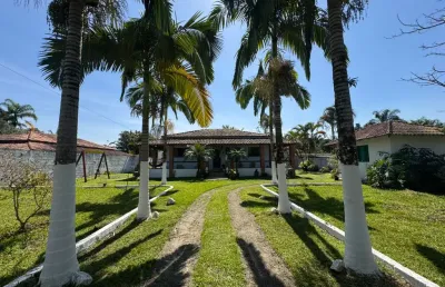 Chácara com 5 quartos, piscina e árvores frutíferas em peruíbe.