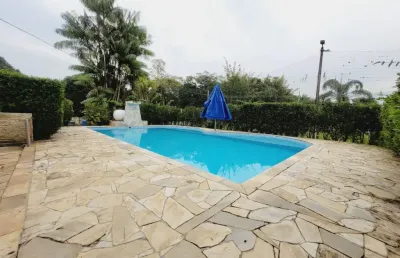 Chácara com 4 quartos e piscina em peruíbe - r$ 850.000,00.