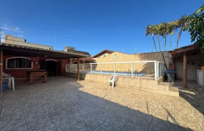 Casa com 3 quartos, piscina e área gourmet em itanhaém.