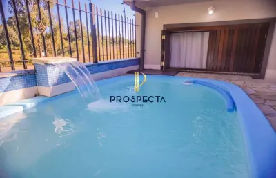 Casa de 03 dormitórios sendo 01 suíte com piscina aquecida no bairro desvio rizz