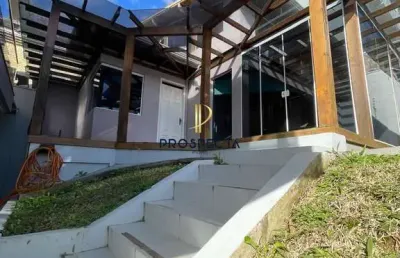 Casa com 02 pavimentos, semimobiliada, 3 suítes sendo 01 com banheira, quiosque