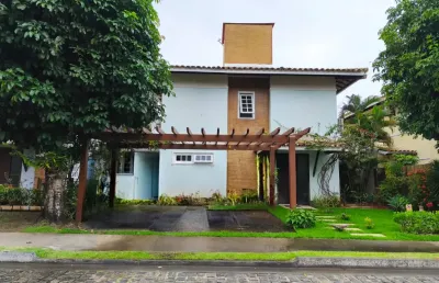 Linda e aconchegante casa com 4/4 em condomínio fechado ao lado do hotel deville em itapuã