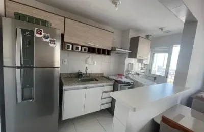 Apartamento espaçoso com sacada e vista livre, sem necessidade de reforma.