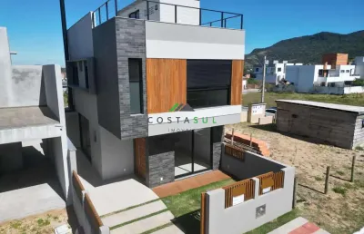 Sobrado novo com rooftop panorâmico – bairro ambrósio | garopaba/sc