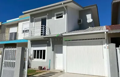 Sobrado com 3 dormitórios, sendo 1 suíte, localizado em região residencial.