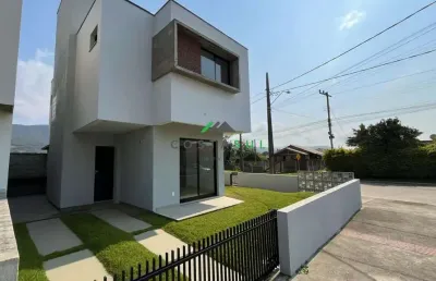 Casa de esquina no loteamento pedra branca em garopaba