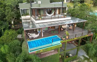 Casa alto padrão com vista para o pôr do sol na lagoa