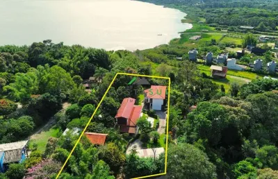 Propriedade exclusiva com vista para a lagoa, 3 residências e piscina em terreno