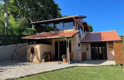 Casa em estilo rústico de excelente padrão de qualidade localizada na praia do r