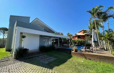 Casa alto padrão com piscina no condomínio maranata - em frente à surfland