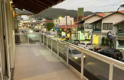 Amplo apartamento no centro de garopaba para locação anual