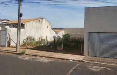 Terreno à venda na Rua João Bernardes da Silva, 910, Jardim Patrícia, Uberlândia