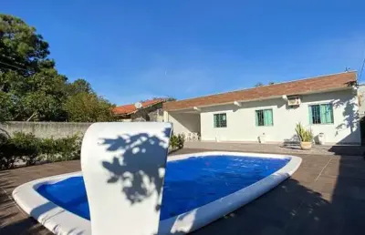 Linda casa com piscina na praia da pinheira, palhoça/sc.