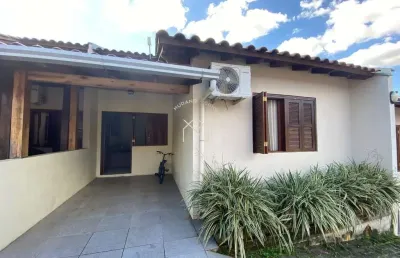 Casa geminada com 2 dormitórios em condomínio fechado próximo ao centro de santa