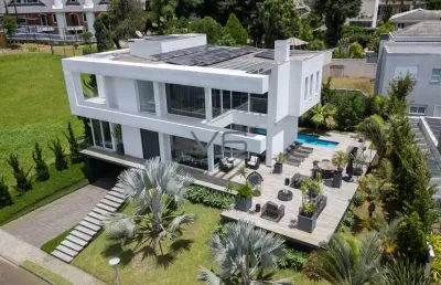 Casa semi mobiliada de alto padrão com 3 suítes, 460m² privativos, em localização privilegiada no bairro campo comprido, curitiba - pr.
