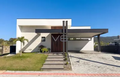 Casa térrea com 300m² privativos, 4 quartos, 2 vagas de garagem, em guaropaba - sc.