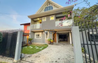 Casa triplex com 213,96 m² privativos, 5 quartos, 4 vagas de garagem, no abranches, curitiba-pr.