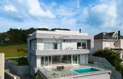 Casa alto padrão com 4 suítes, 583 m² privativos, 4 vagas de garagem, no alphaville, pinhais-pr.