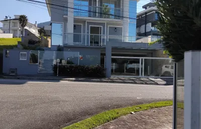 Investidores!a casa se destaca por ser 2 residências, independente!