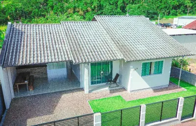 Casa com 125m² de área construída em um terreno de 360m², localizado no centro, em rodeio.