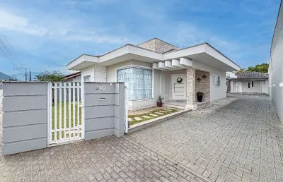 Casa em rio dos cedros com uma suíte com closet e banheira!!
