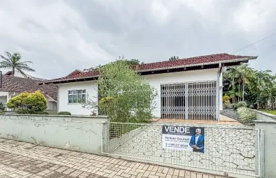Casa à venda no centro de rio dos cedros  com múltiplas possibilidades de uso: residencial, comercial ou misto.