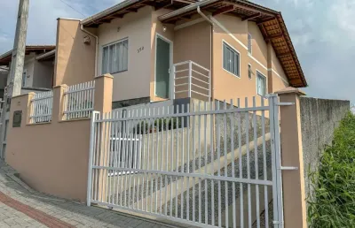 Casa localizada no bairro joão paulo ii em indaial!