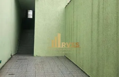 Casa com 2 dormitórios, 1 suíte,  ampla sala, copa e cozinha, quintal e 1 vaga