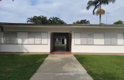 Aluga se casa pra temporada em caiobá  , duas casas no terreno , com 04 dormitórios .
