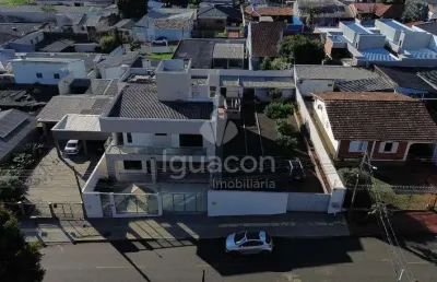 Sobrado com 03 dormitórios sendo 01 suíte com sacada e terreno amplo no jardim karla