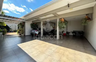 Sobrado semi mobiliado com 04 suites e piscina no jardim central