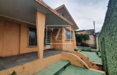 Casa bem localizada, próximo a praça do brasiléia,  composta por 3 dormitórios