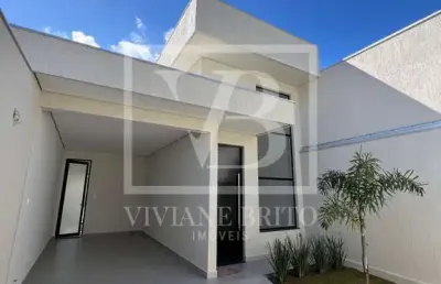 Casa linear à venda no bairro ingá, 3 quartos, sendo 1 suíte, pé-direito duplo e claraboia