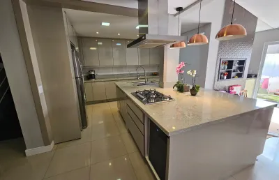 Triplex 200m² com jardim nos fundos, cozinha com ilha em conceito aberto