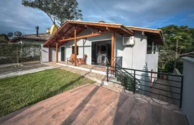 Porteira fechada! casa com 6 quartos em garopaba! 2 minutos do centro.