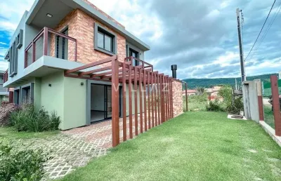 Casa com 3 dormitórios em condomínio fechado. ambrósio - garopaba