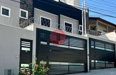 Sobrado novo para locação em santo andré-sp com 96m2, 2 quartos sendo 2 suítes, 2 salas e 1 vaga de garagem!