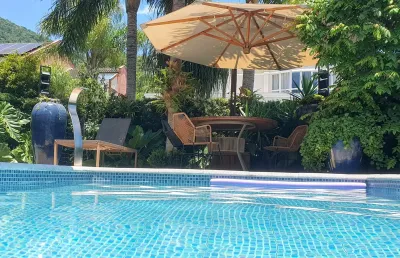 Casa com arquitetura biofílica em santo antônio de lisboa e acesso praia