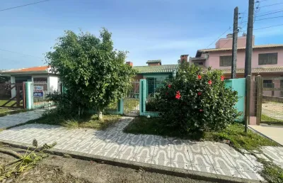 Casa localizada em capão novo proximo aos comercios