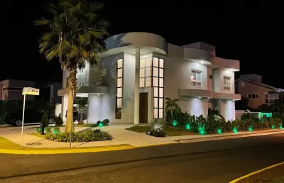 Casa alto padrão 3 suítes com piscina em condomínio fechado