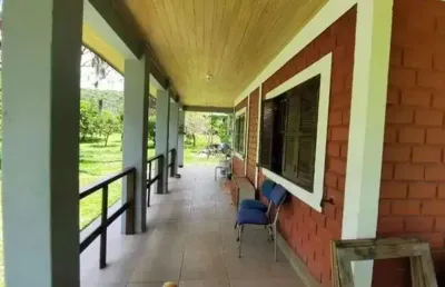 Sítio com 4.5 hectares em palhoça com escritura pública, plano com casa. prox. praias de palhoça.