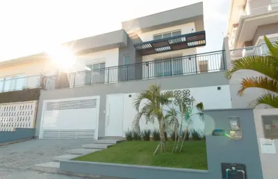Sua casa na pedra branca com 3 quartos, suíte, sacada com passagem lateral da casa e muito mais!