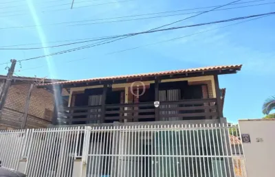 Sobrado com piscina no centro de balneário piçarras/sc.