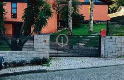 Esta deslumbrante residência está disponível para você! com 500m² construídos e um terreno amplo de 964m², esta é a propriedade dos seus sonhos !