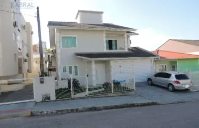 Casa com 4 quartos para alugar na Rua Trieste, 180, Pagani, Palhoça